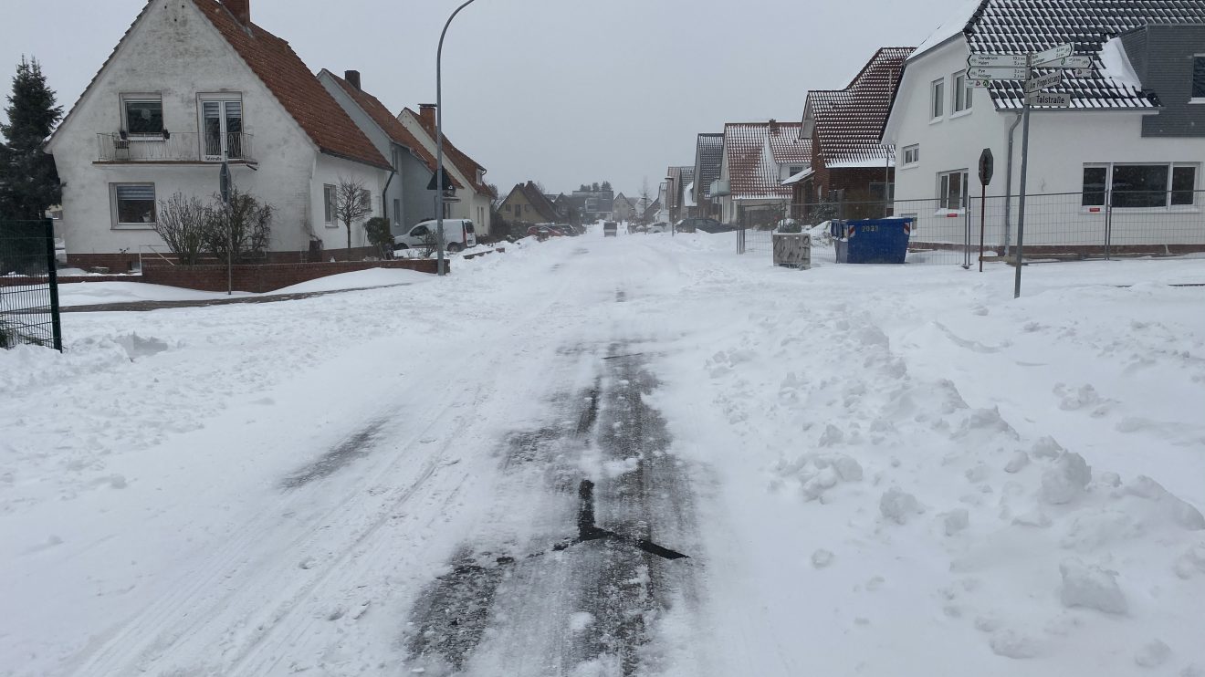 Die Straße Am Pingelstrang in Hollage-Ost im Schnee am 7. Februar 2021. Foto: Felix Rothermundt