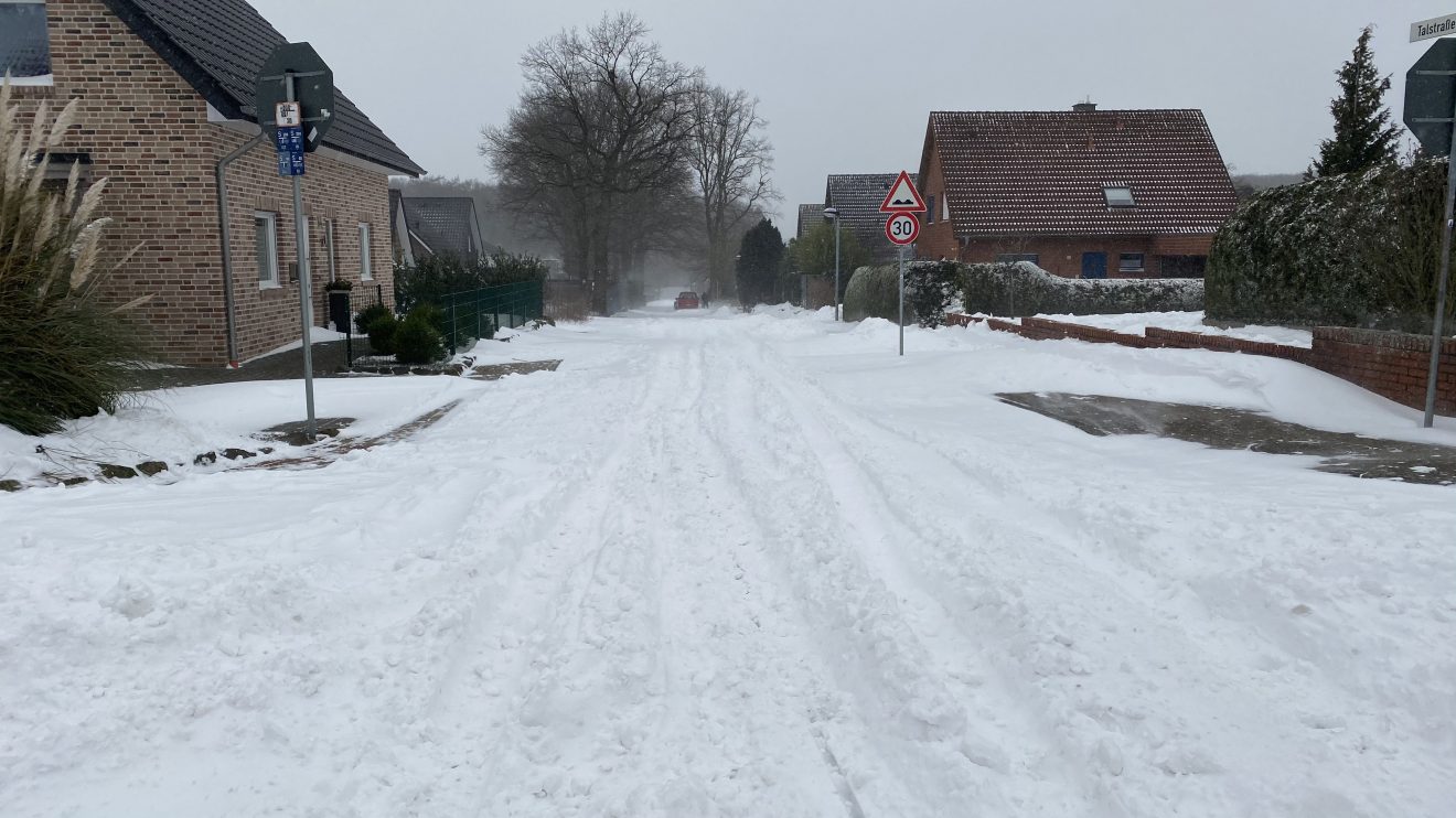 Die Talstraße bergab in Hollage-Ost mit massig Schnee am 7. Februar 2021. Foto: Felix Rothermundt