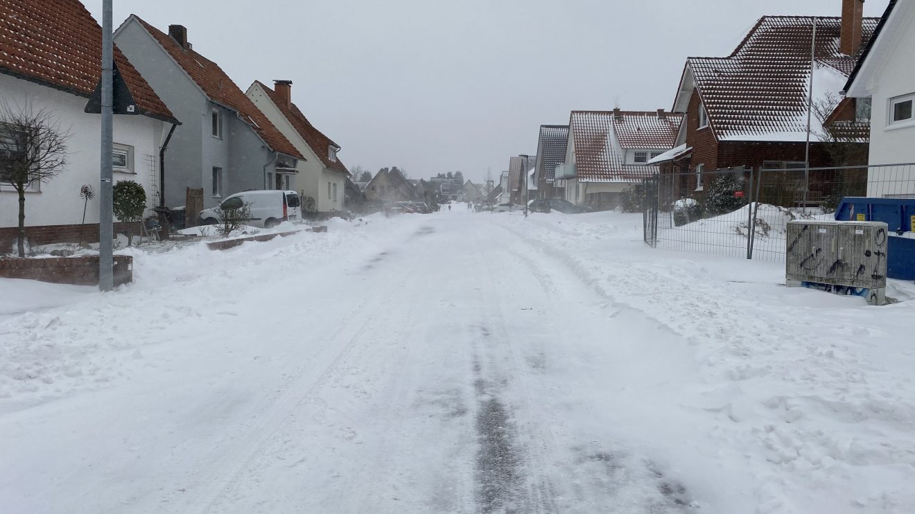 Die Straße Am Pingelstrang in Hollage-Ost im Schnee am 7. Februar 2021. Foto: Felix Rothermundt