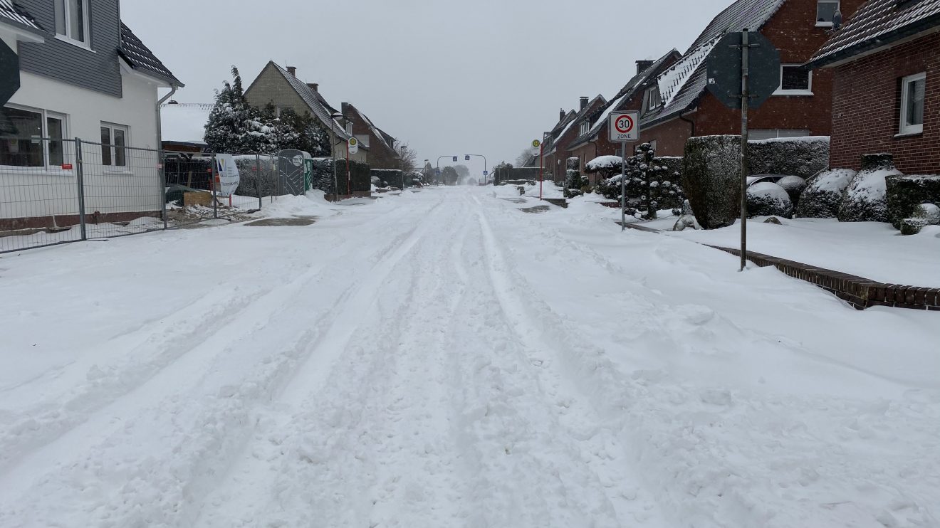 Die Talstraße Richtung Wallenhorst in Hollage-Ost mit massig Schnee am 7. Februar 2021. Foto: Felix Rothermundt