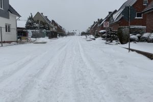 Die zugeschneite Talstraße im Wallenhorster Ortsteil Hollage-Ost. Foto: Rothermundt / Wallenhorster.de