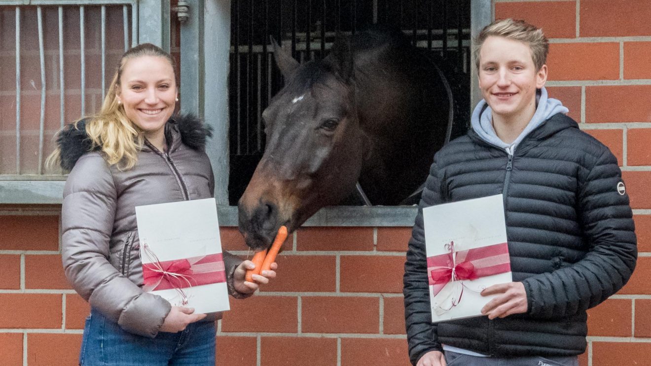 Alexa Westendarp und ihr Bruder Matthis nehmen die Auszeichnung als beste Sportlerin und bester Sportler entgegen. Foto: Andreas Albers / Gemeinde Wallenhorst