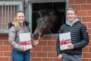 Alexa Westendarp und ihr Bruder Matthis nehmen die Auszeichnung als beste Sportlerin und bester Sportler entgegen. Foto: Andreas Albers / Gemeinde Wallenhorst