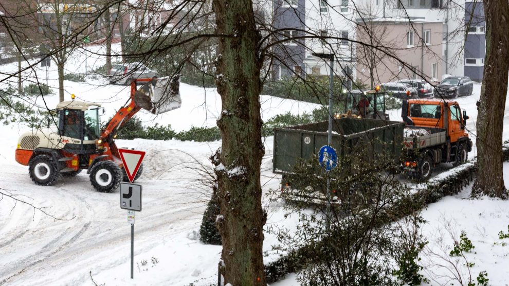 Der Baubetriebshof ist mit allen verfügbaren Fahrzeugen im Winterdienst-Einsatz. Foto: André Thöle / Gemeinde Wallenhorst