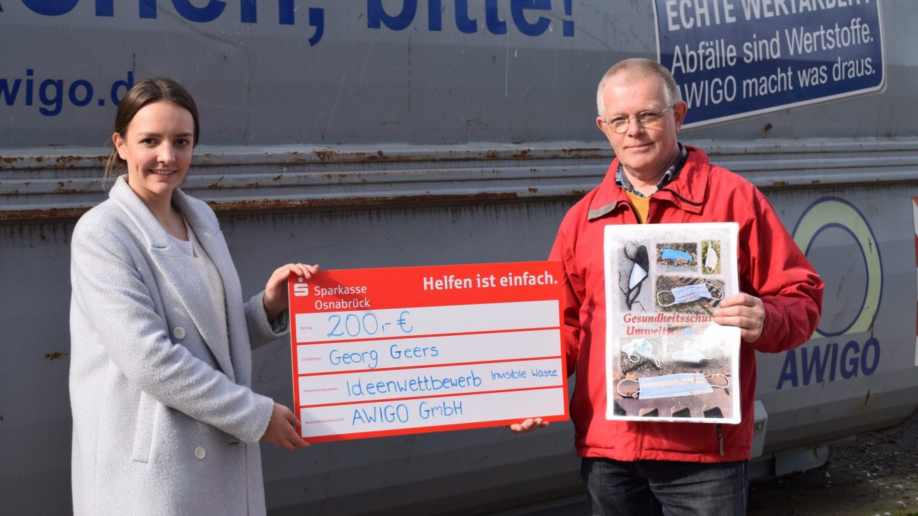 Emily Meyer (links) aus der Unternehmenskommunikation der AWIGO überreichte Georg Geers (rechts) für seine Fotocollage „Lost Mask“ das Preisgeld am Recyclinghof Ankum. Foto: H. Dobelmann / AWIGO