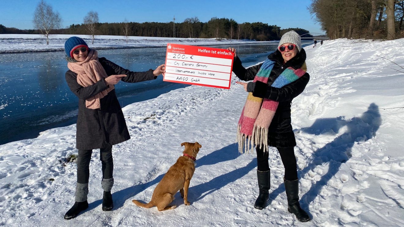 Am Kanal in Wallenhorst, einer ihrer Hauptsammelstrecken von achtlos weggeworfenem Müll, nahmen (v.l.n.r.) Barbara Schwermann, Hund Ronny und Birgit Schad für die City Cleaners Germany den Scheck über das Preisgeld entgegen. Foto: D. Pommer / AWIGO