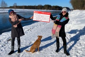 Am Kanal in Wallenhorst, einer ihrer Hauptsammelstrecken von achtlos weggeworfenem Müll, nahmen (v.l.n.r.) Barbara Schwermann, Hund Ronny und Birgit Schad für die City Cleaners Germany den Scheck über das Preisgeld entgegen. Foto: D. Pommer / AWIGO