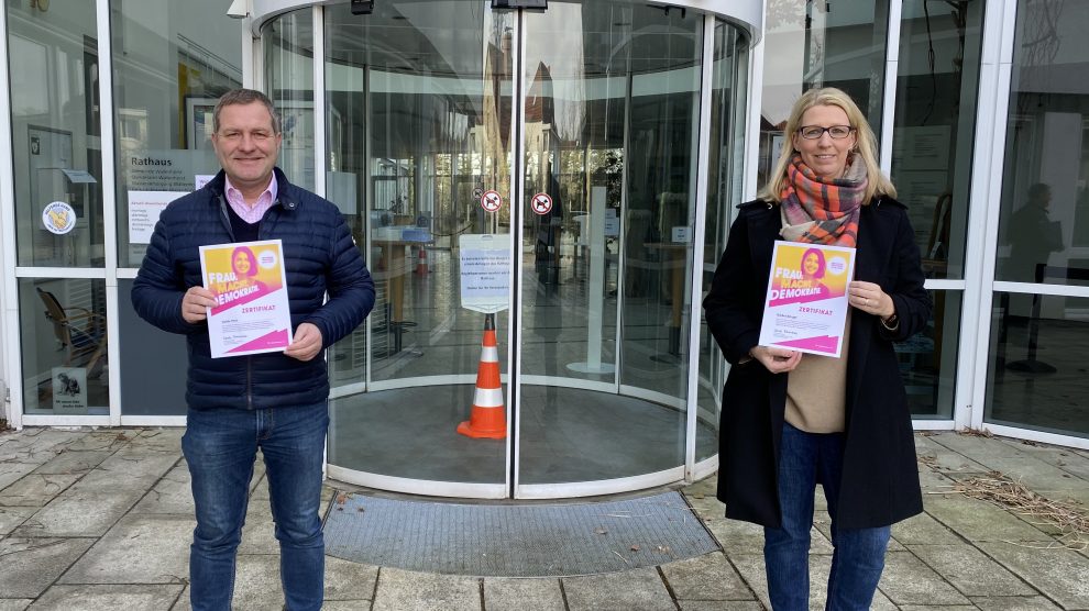 Zum Abschluss des Mentoring Programms erhielten Bärbel Börger und Guido Pott von der Niedersächsischen Sozialministerin ein Zertifikat für die erfolgreiche Teilnahme. Foto: SPD Wallenhorst