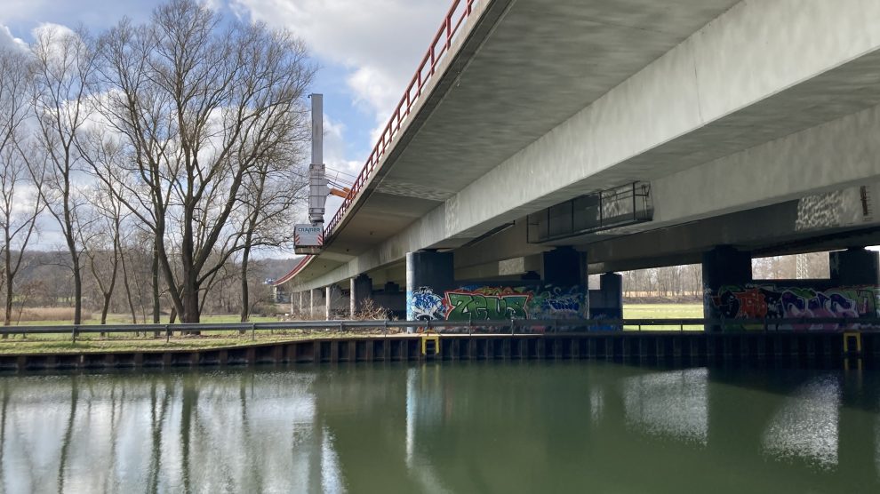 Die 262 Meter lange Brücke auf der A 1 über den Stichkanal und die Hase wird aufwändig saniert und damit zukunftsfähig gemacht. Foto: Autobahn Westfalen