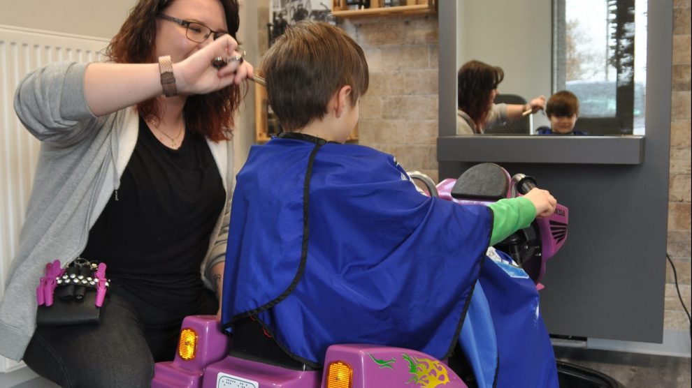 Eine verrückte Idee der Crazy Windows im vergangenen Jahr: Im Salon Brünger wurden Kinder kurz vor dem ersten Corona-Lockdown im März 2020 mit einem Mini-Autoskooter vom Gasthaus Beckmann begrüßt. Foto: Wir für Wallenhorst