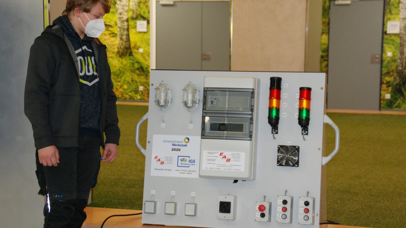 Die GenerationenWerkstatt im Unternehmen EAB Elektrotechnik GmbH in Wallenhorst mit Schülern der Gesamtschule Bramsche. Foto: Babette Rüscher-Ufermann / GenerationenWerkstatt