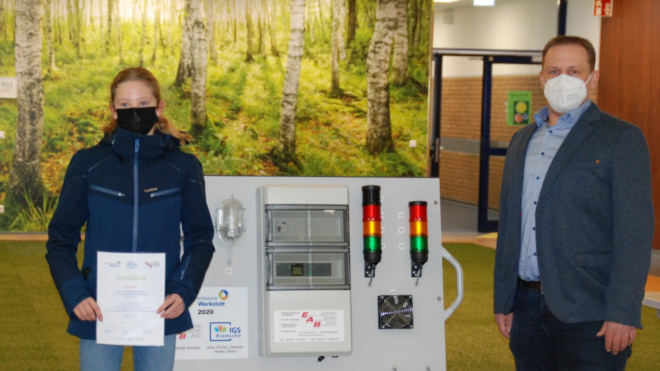 Die GenerationenWerkstatt im Unternehmen EAB Elektrotechnik GmbH in Wallenhorst mit Schülern der Gesamtschule Bramsche. Foto: Babette Rüscher-Ufermann / GenerationenWerkstatt