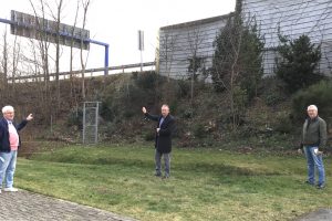 Alfred Lindner, Ulf Hoffmann und Ernst August Schulterobben (von links nach rechts) vor Ort an der B68 in Lechtingen. Foto: CDU Wallenhorst