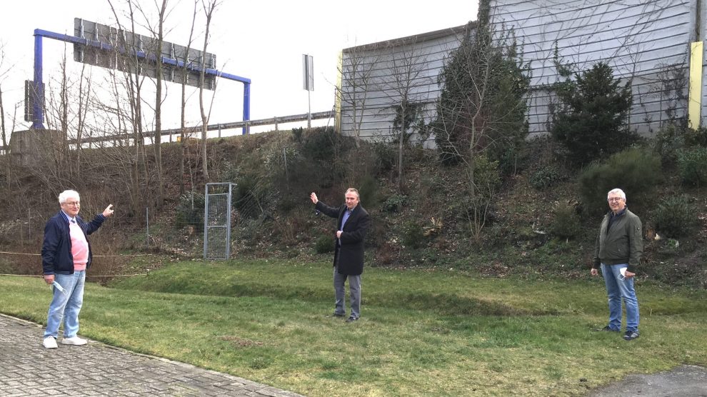 Alfred Lindner, Ulf Hoffmann und Ernst August Schulterobben (von links nach rechts) vor Ort an der B68 in Lechtingen. Foto: CDU Wallenhorst