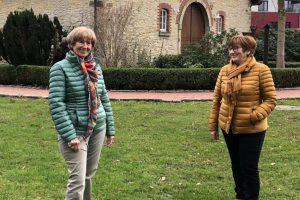 Marlen Beyer und Marlene Posnin am „Dulings-Hof“ in Wallenhorst. Foto: CDW