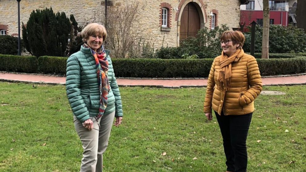 Marlen Beyer und Marlene Posnin am „Dulings-Hof“ in Wallenhorst. Foto: CDW