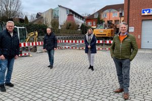 Die Mitglieder der SPD im Ausschuss Bauen, Planen, Straßen und Verkehr (v.r.) Hubert Pohlmann, Sabine Steinkamp, Martin Lange und Norbert Hörnschemeyer freuen sich über die neuen Parkflächen im Wallenhorster Zentrum. Foto: SPD Wallenhorst