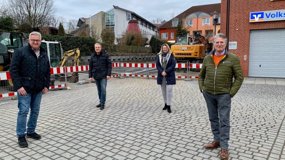 Die Mitglieder der SPD im Ausschuss Bauen, Planen, Straßen und Verkehr (v.r.) Hubert Pohlmann, Sabine Steinkamp, Martin Lange und Norbert Hörnschemeyer freuen sich über die neuen Parkflächen im Wallenhorster Zentrum. Foto: SPD Wallenhorst