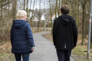 „Walk & Talk“: In lockerer Atmossphäre können Jugendliche sich bei einem Spaziergang mit den MaßArbeit-Ausbildungslotsen, wie hier in Wallenhorst mit Kristina Flaßpöh-ler, austauschen. Dabei geht es um die berufliche Zukunft, aber auch um sonstige Anliegen. Foto: MaßArbeit / Uwe Lewandowski