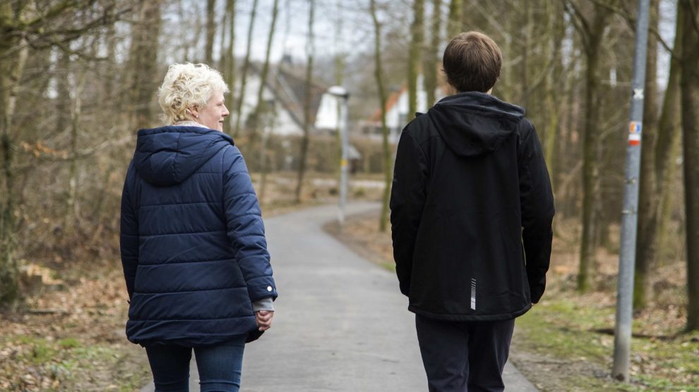 „Walk & Talk“: In lockerer Atmossphäre können Jugendliche sich bei einem Spaziergang mit den MaßArbeit-Ausbildungslotsen, wie hier in Wallenhorst mit Kristina Flaßpöh-ler, austauschen. Dabei geht es um die berufliche Zukunft, aber auch um sonstige Anliegen. Foto: MaßArbeit / Uwe Lewandowski