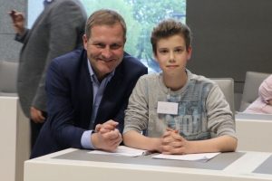 Vor zwei Jahren noch in Präsenz: Guido Pott (MdL) mit Schüler Neal Eßlage auf der Regierungsbank am Platz des Ministerpräsidenten. Foto: Büro Guido Pott