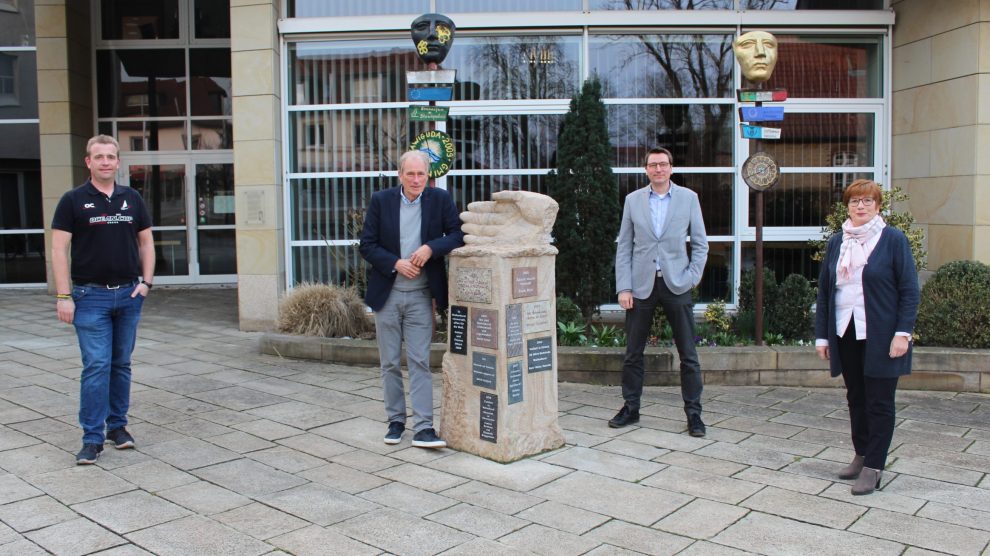 Carsten Kühl, Manfred Gretzmann, Mark Brockmeyer und Marlene Posnin von der CDW vor dem Wallenhorster Rathaus. Sie unterstützen Bürgermeister Otto Steinkamp bei der kommenden Wahl. Foto: Rothermundt / Wallenhorster.de