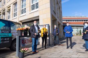 An Frank Jansing und Kornelia Böert (von links) liefert Udo Hörnschemeyer von Blumen & Floristik Menkhaus 300 Rosen, die auch von Sofie Krümberg und Angelika Bayer (beide Arbeitsgruppe Fairtrade) an die Wallenhorster Pflegeeinrichtungen verteilt werden. Foto: Michael Helweg / Clean Fotostudio GmbH