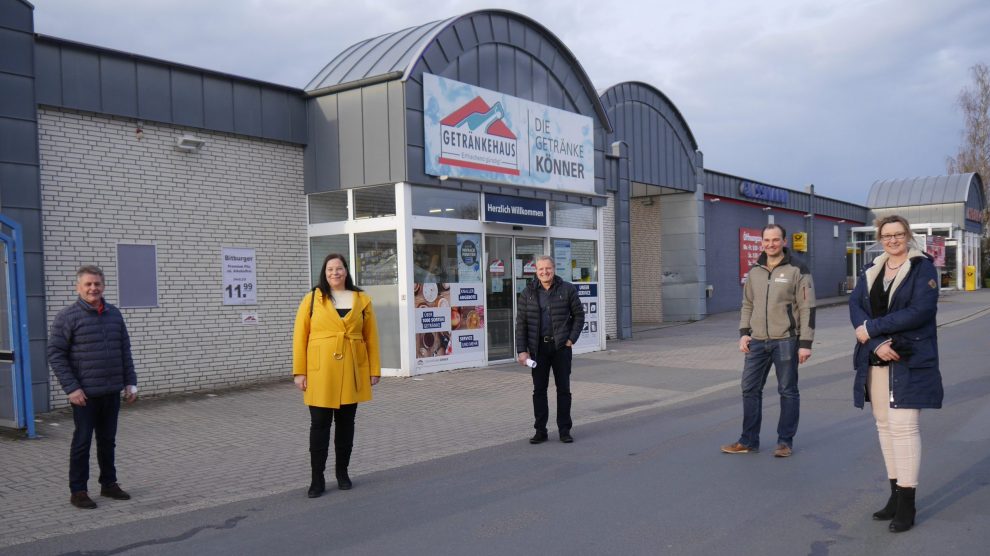 Hier wird sich etwas verändern: Die SPD-Ratsmitglieder Hans Stegemann, Claudia Burs, Martin Lange, Stefan Grothaus und Sabine Steinkamp im Kreuzungsbereich St. Bernhardsweg/Parkallee in Rulle. Foto: Hendrik Remme