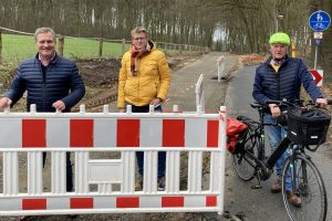 Die SPD-Ratsmitglieder (v.l.) Guido Pott, Hauke Klein und Hubert Pohlmann freuen sich über den bereits gut sichtbaren Baufortschritt. Foto: SPD Wallenhorst