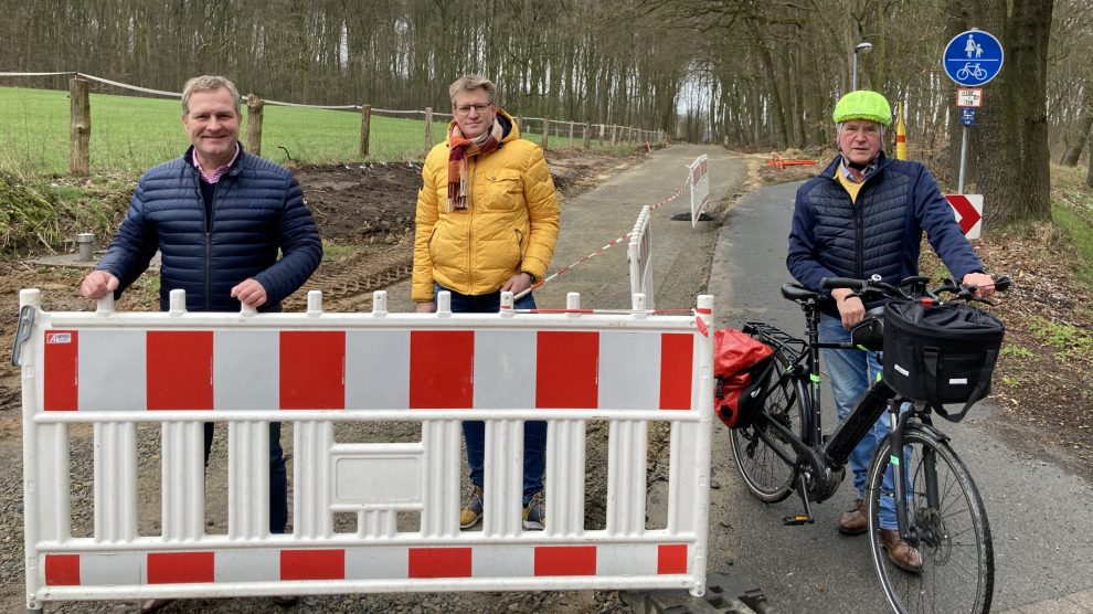 Die SPD-Ratsmitglieder (v.l.) Guido Pott, Hauke Klein und Hubert Pohlmann freuen sich über den bereits gut sichtbaren Baufortschritt. Foto: SPD Wallenhorst