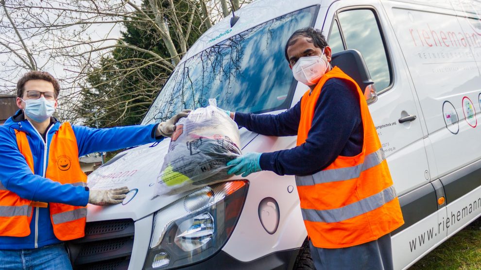 Pater Thomas Vaddakumchery (rechts) und Fred Schwegmann beim Verladen der Altkleider. Foto: André Thöle