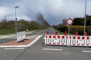 Der Pyer Kirchweg in Wallenhorst ist nun für längere Zeit für den Durchgangsverkehr gesperrt. Foto: Rothermundt / Wallenhorster.de