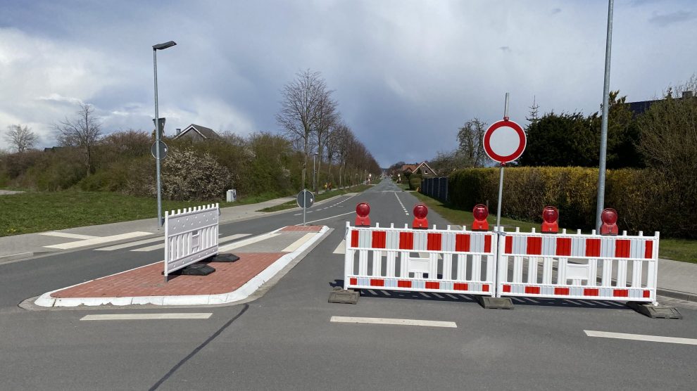 Der Pyer Kirchweg in Wallenhorst ist nun für längere Zeit für den Durchgangsverkehr gesperrt. Foto: Rothermundt / Wallenhorster.de