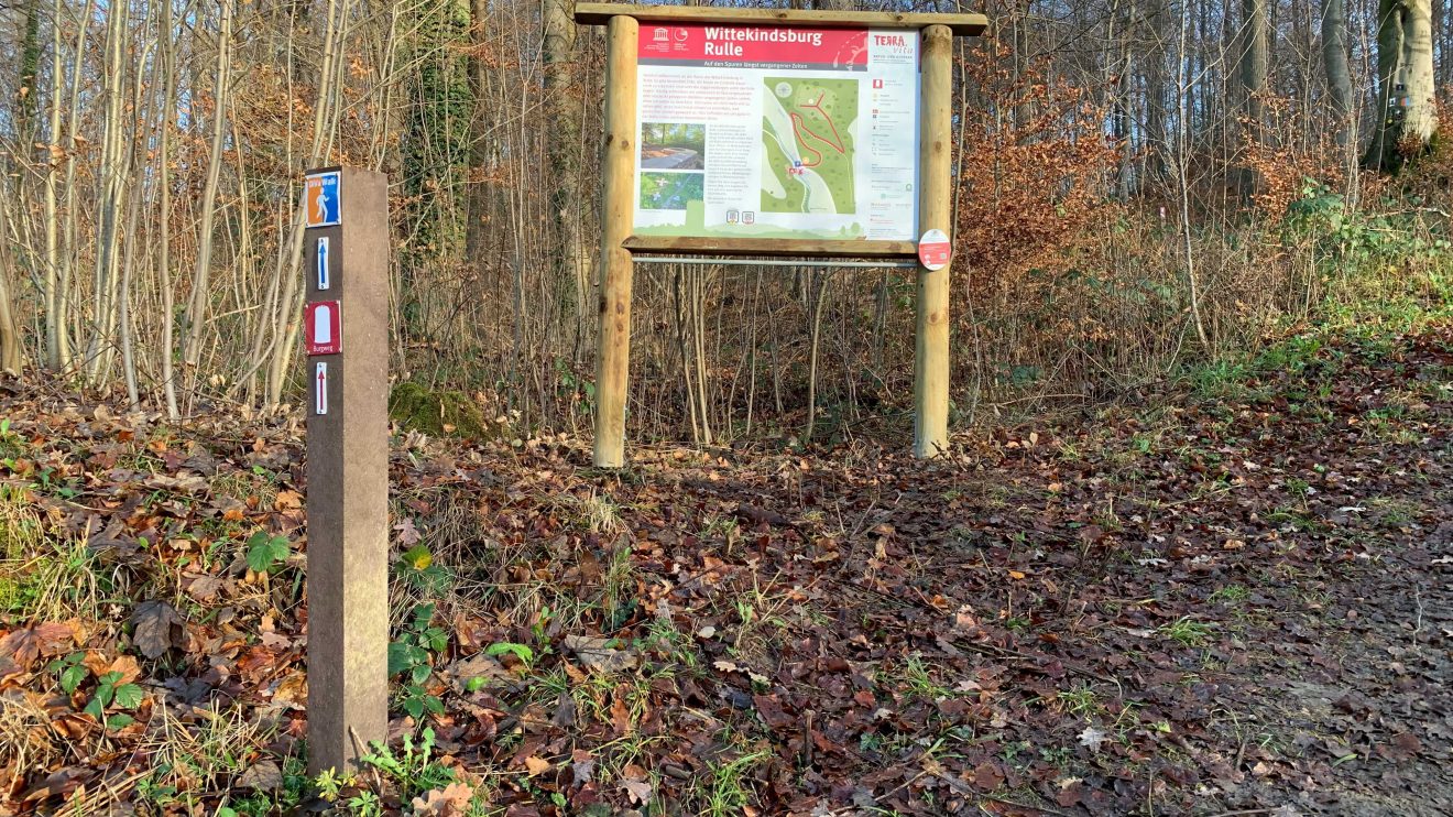 Neue Infotafel am Aufgang zur Wittekindsburg gegenüber vom Parkplatz Knollmeyers Mühle. Ein eigens ausgeschilderter Burgweg führt hinauf zur Anlage. Foto: Stadt- und Kreisarchäologie Osnabrück