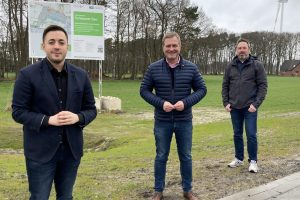 Guido Pott und Hendrik Remme freuen sich auf den gemeinsamen Wahlkampf mit dem Bundestagskandidaten Manuel Gava (erster von links). Foto: SPD Wallenhorst