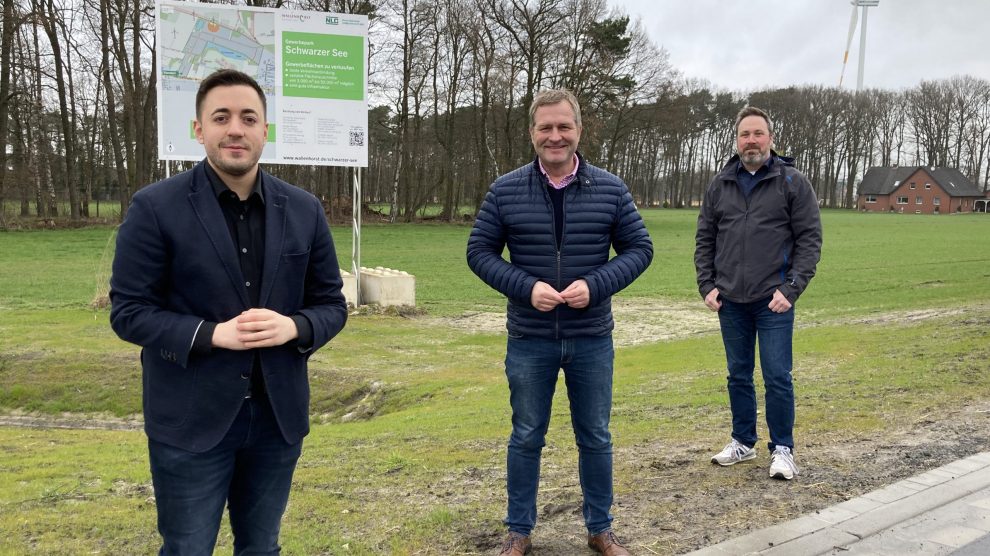 Guido Pott und Hendrik Remme freuen sich auf den gemeinsamen Wahlkampf mit dem Bundestagskandidaten Manuel Gava (erster von links). Foto: SPD Wallenhorst