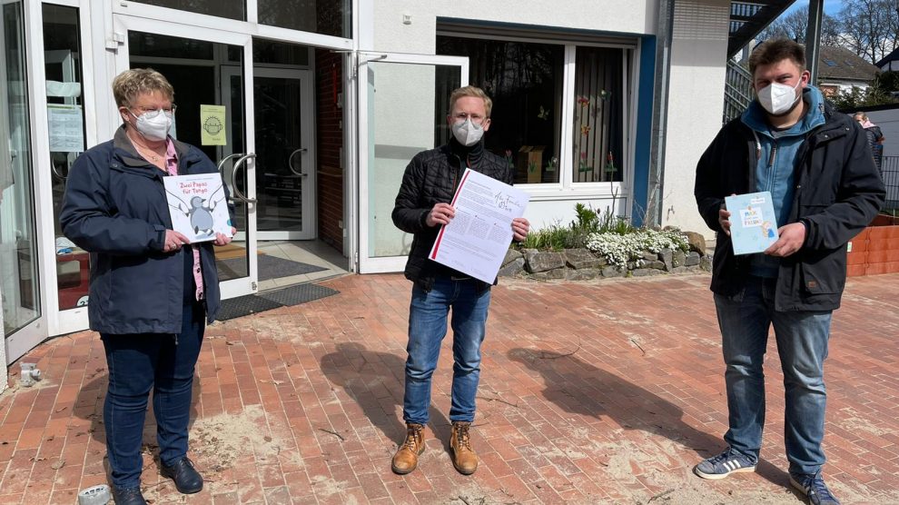 Übergabe der Bücherspenden an zwei Wallenhorster Kindertagesstätten. Foto: privat