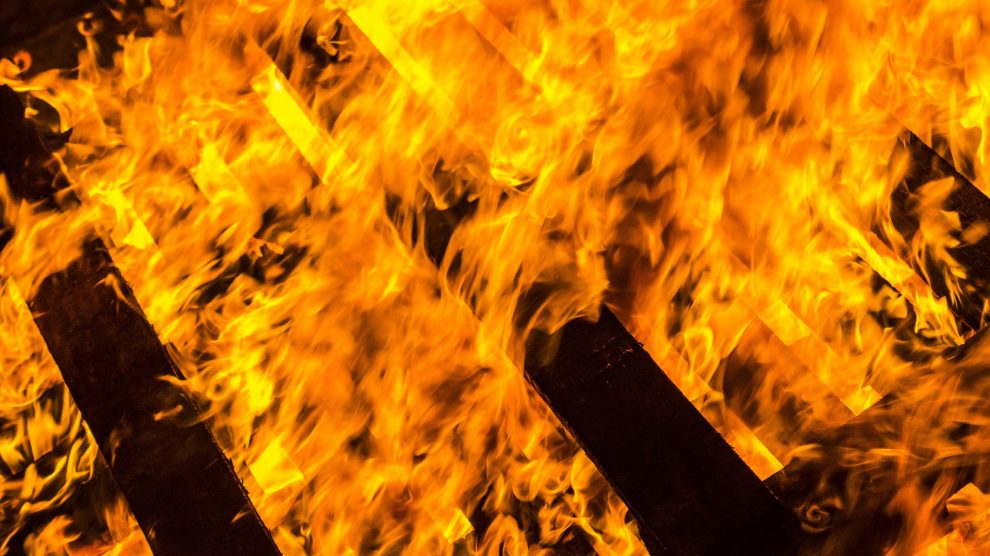 Mehrere Paletten in Hollage an der Ziegelei in Brand gesetzt. Die Polizei sucht Zeugen. Symbolfoto: Paweł Szmajduch / Pixabay