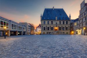 Vor dem Osnabrücker Rathaus findet die gemeinsame Veranstaltung von Stadt und Landkreis im Gedenken an die in der Corona-Pandemie Verstorbenen statt. Der Marktplatz wird zu einem temporären zentralen Gedenkort. Foto: Jürgen Striewski / Pixabay