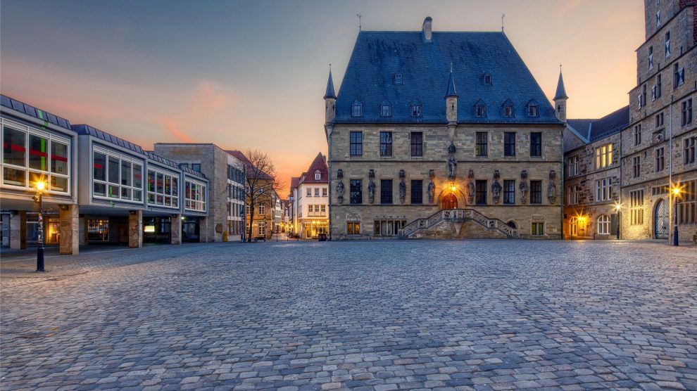 Vor dem Osnabrücker Rathaus findet die gemeinsame Veranstaltung von Stadt und Landkreis im Gedenken an die in der Corona-Pandemie Verstorbenen statt. Der Marktplatz wird zu einem temporären zentralen Gedenkort. Foto: Jürgen Striewski / Pixabay