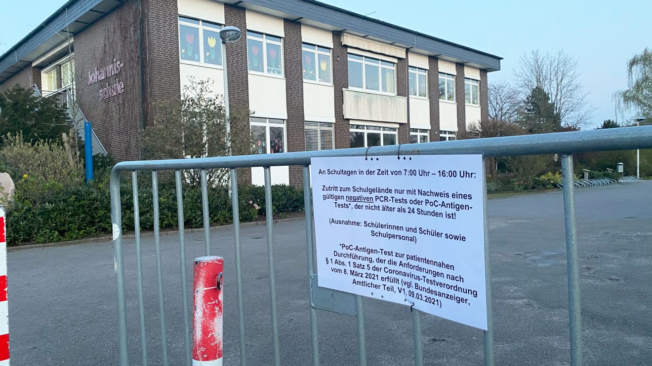 Hinweisschild am Schulhof der Johannisschule im Wallenhorster Ortsteil Hollage-Ost. Foto: Rothermundt / Wallenhorster.de