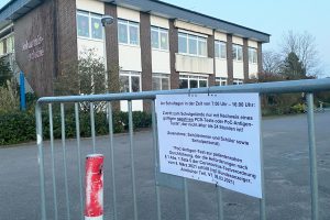 Hinweisschild am Schulhof der Johannisschule im Wallenhorster Ortsteil Hollage-Ost. Foto: Rothermundt / Wallenhorster.de