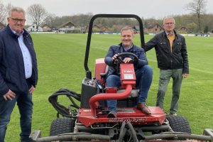 Die Ratsherren (von links) Norbert Hörnschemeyer und Guido Pott haben sich mit dem Vorstandsmitglied der Sportfreunde, Heinz Kummer, über die Auswirkungen der Pandemie auf den Vereinssport in Lechtingen ausgetauscht. Foto: SPD Wallenhorst