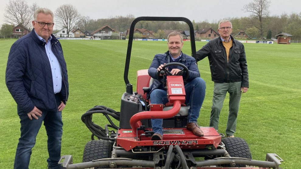 Die Ratsherren (von links) Norbert Hörnschemeyer und Guido Pott haben sich mit dem Vorstandsmitglied der Sportfreunde, Heinz Kummer, über die Auswirkungen der Pandemie auf den Vereinssport in Lechtingen ausgetauscht. Foto: SPD Wallenhorst