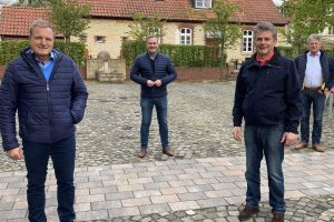 Die SPD-Ratsmitglieder Martin Lange (v.l.), Guido Pott, Hans Stegemann und Hubert Pohlmann freuen sich gemeinsam über die Umgestaltung im Wallenhorster Zentrum. Foto: SPD Wallenhorst