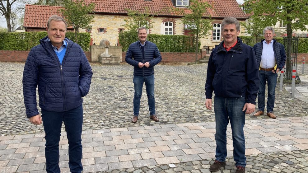 Die SPD-Ratsmitglieder Martin Lange (v.l.), Guido Pott, Hans Stegemann und Hubert Pohlmann freuen sich gemeinsam über die Umgestaltung im Wallenhorster Zentrum. Foto: SPD Wallenhorst