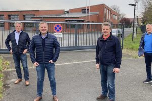 Hubert Pohlmann, Guido Pott, Hans Stegemann und Martin Lange (v.l.n.r.) begrüßen die zusätzliche Sicherheit an der Engter Straße. Foto: SPD Wallenhorst