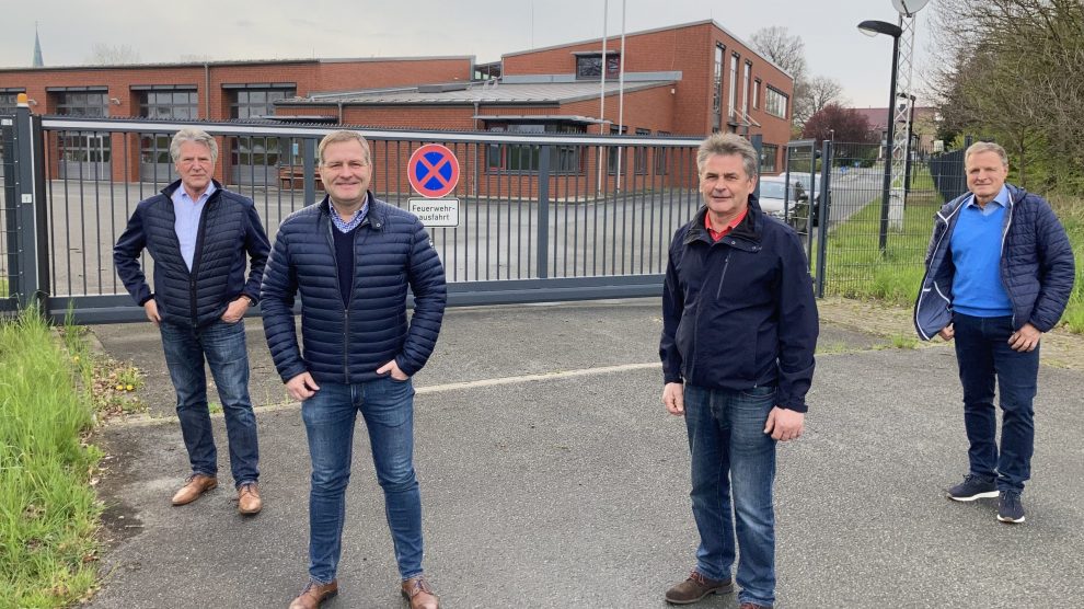 Hubert Pohlmann, Guido Pott, Hans Stegemann und Martin Lange (v.l.n.r.) begrüßen die zusätzliche Sicherheit an der Engter Straße. Foto: SPD Wallenhorst