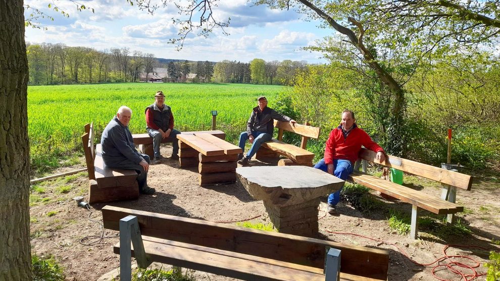 Neue Bänke stellten Johannes Holtmeyer, Manfred Haustermann, Helmut und Peter Glose (von links) am Kolping-Eck auf. Foto: Kolpingsfamilie Hollage