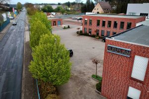 Auf dem Gelände der Purplan GmbH lädt die Kolpingsfamilie Hollage zum Auto-Gottesdienst ein. Foto: Volker Holtmeyer / Kolpingsfamilie Hollage